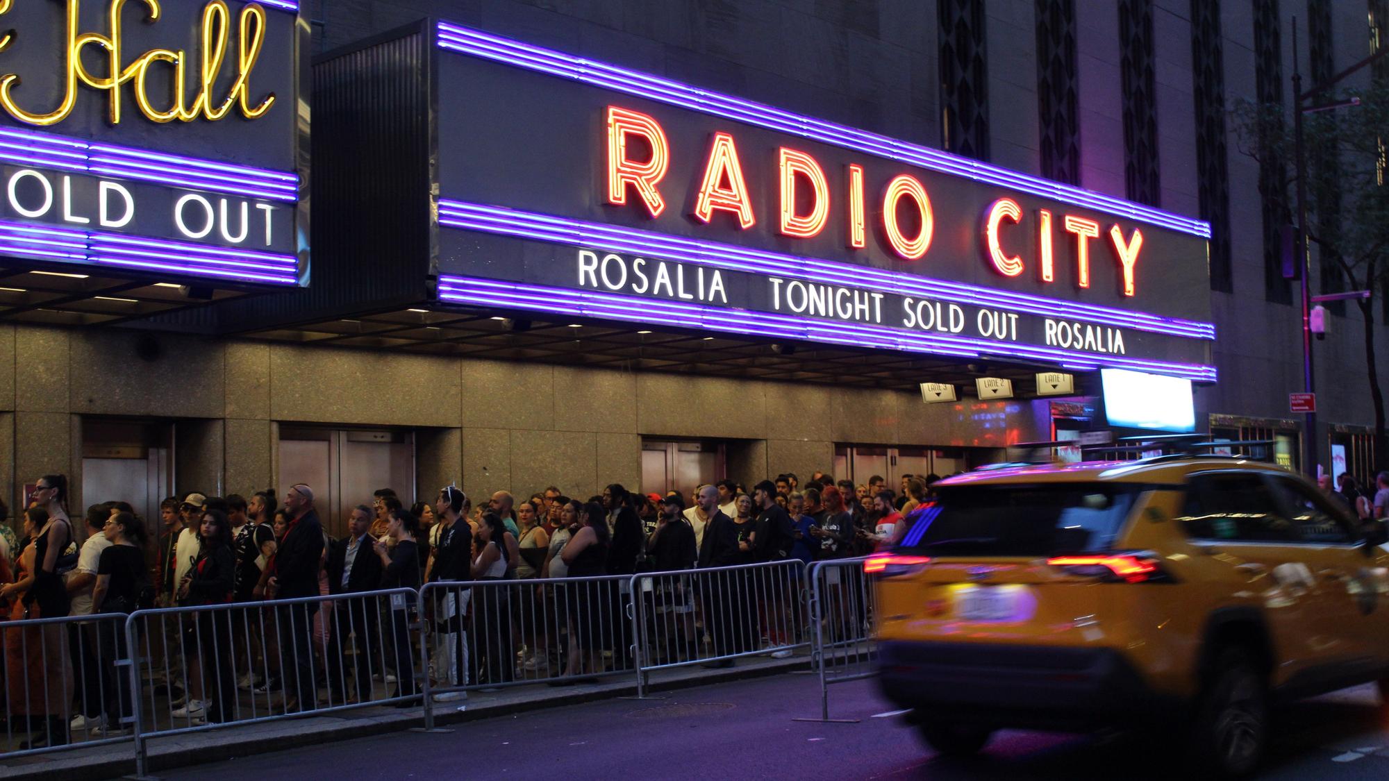 Colas a las puertas del Radio City Music Hall de Nueva York, antes del concierto de Rosalía