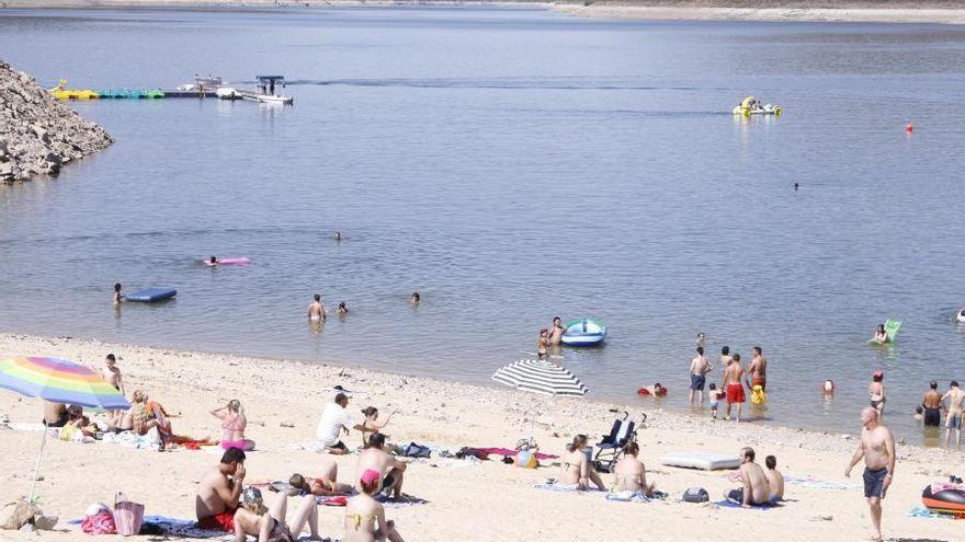 La playa de Ricobayo, una de las zonas de baño de la provincia