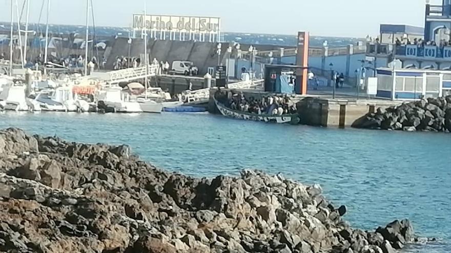 Llega un cayuco a la costa de Arona