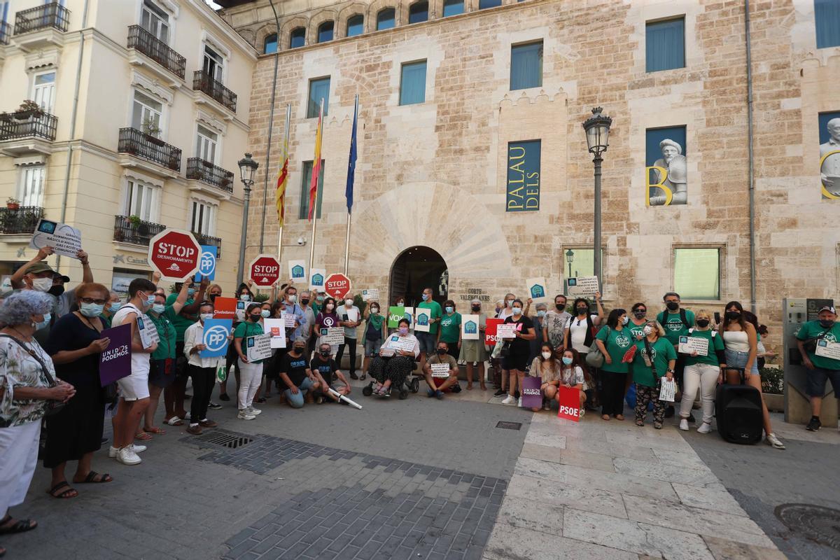 Valencia . Portesta de la PAH para exigir nueva moratoria decreto antidesahucios Concentraci—n y reuni—n en Les Corts . Stop Desahucios