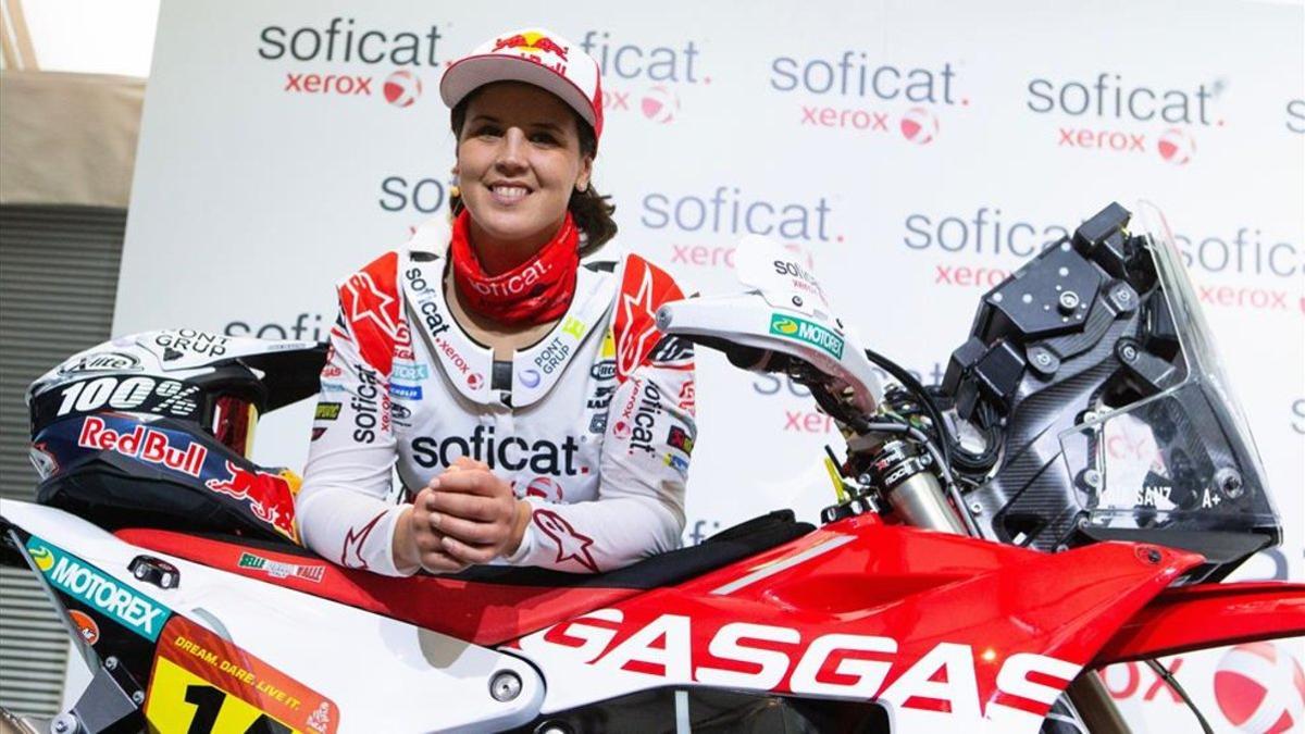 Laia Sanz posa con su moto antes del Dakar