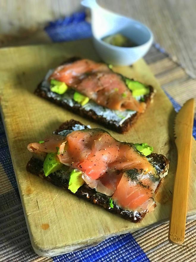 Tosta Sueca (de pan de centeno con salmón y aguacate)