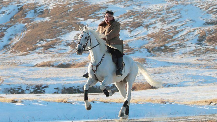 Kim monta un caballo blanco ante la cámara para dar un barniz mitológico a su liderazgo.