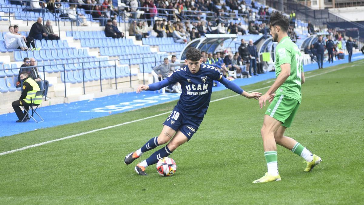 Un momento del partido entre el UCAM Murcia y el Betis Deportivo