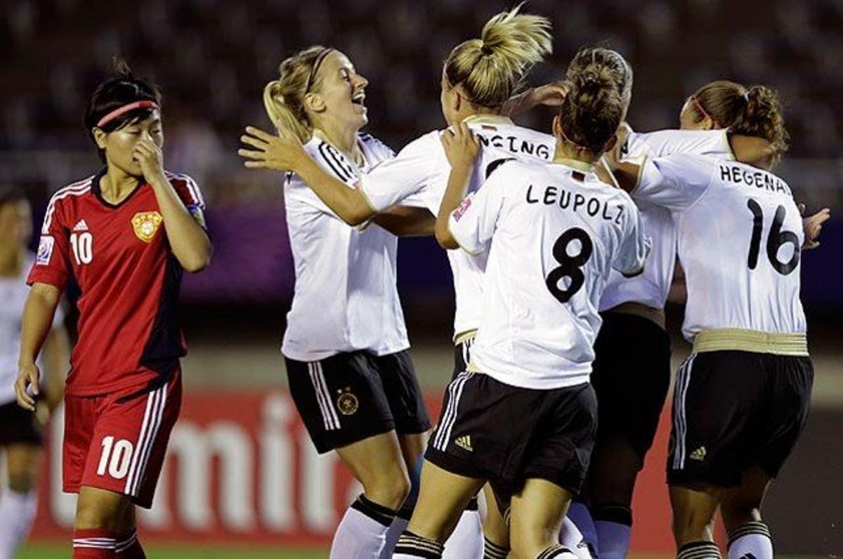 L’equip alemany de futbol femení celebra un gol davant la selecció de la Xina, mentre una de les seves jugadores, Song Sicheng, les mira de reüll. El partit s’emmarca en la Women’s U20 World Cup celebrada a Hiroshima (Japó).