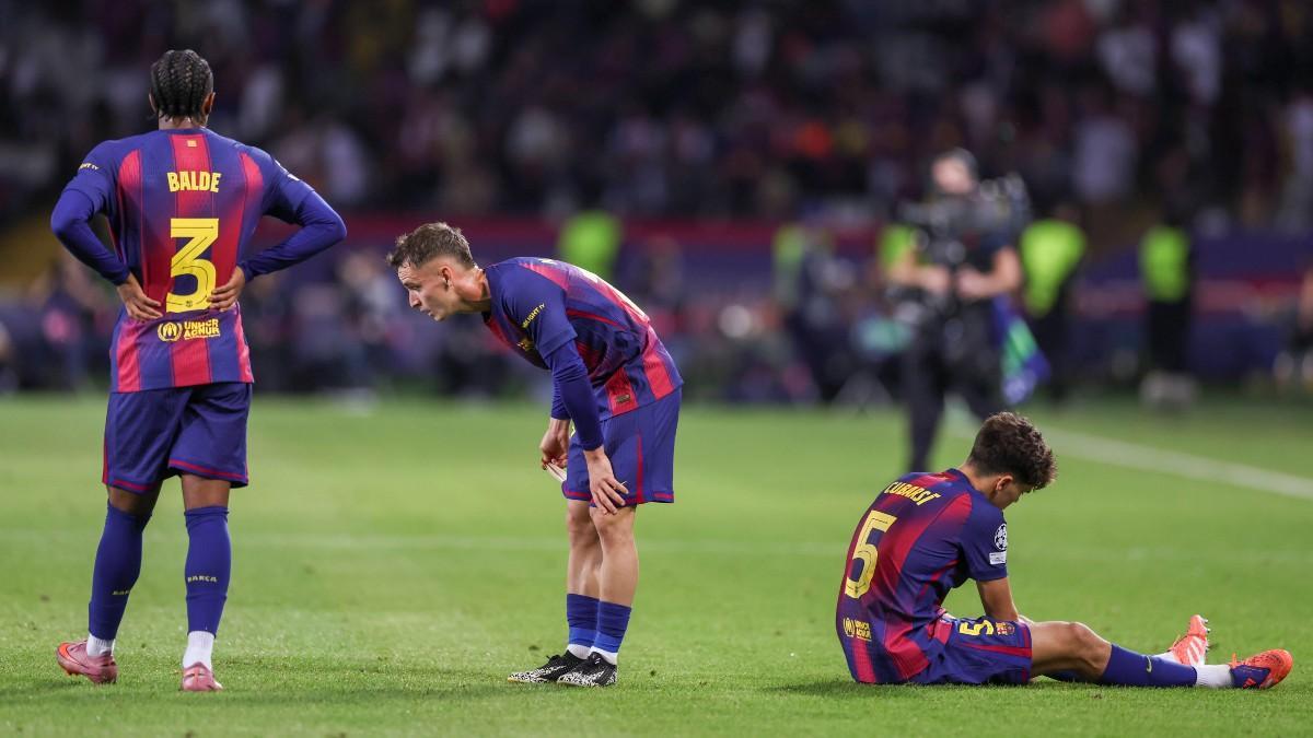 Alejandro Balde, Marc Casadó y Pau Cubarsí en el partido del Barça contra el PSG