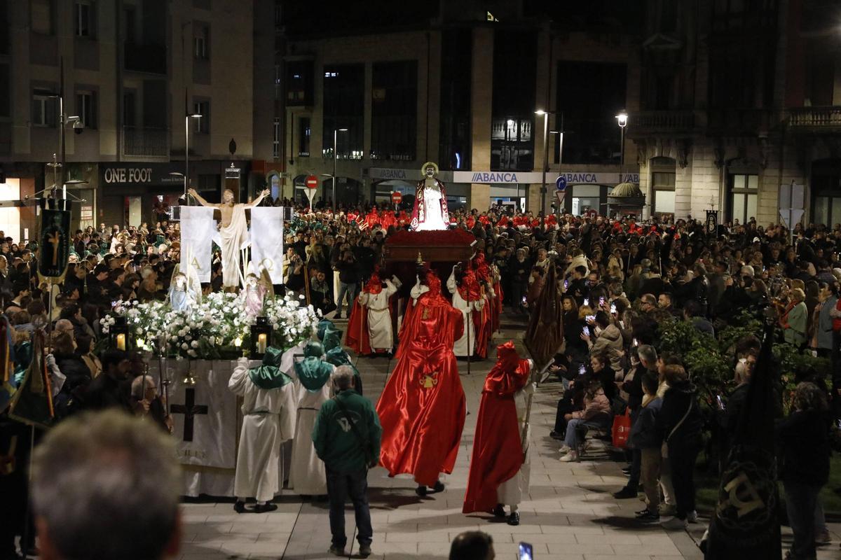EN IMÁGENES: La procesión de la Resurrección en Avilés