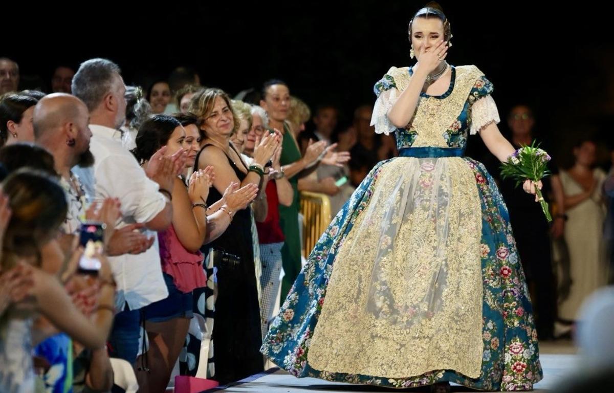 Lara Cuevas desfila ya preseleccionada... y tras caérsele el número