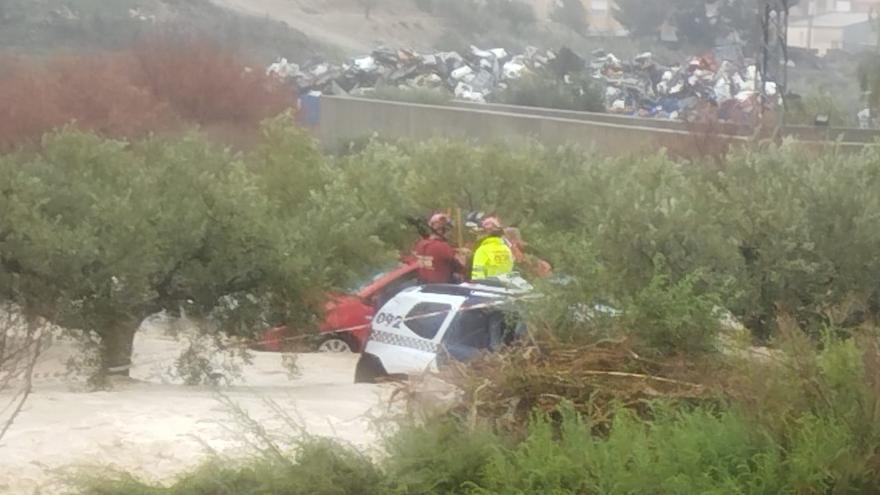 Una mujer queda atrapada en su coche entre dos ramblas en Lorca