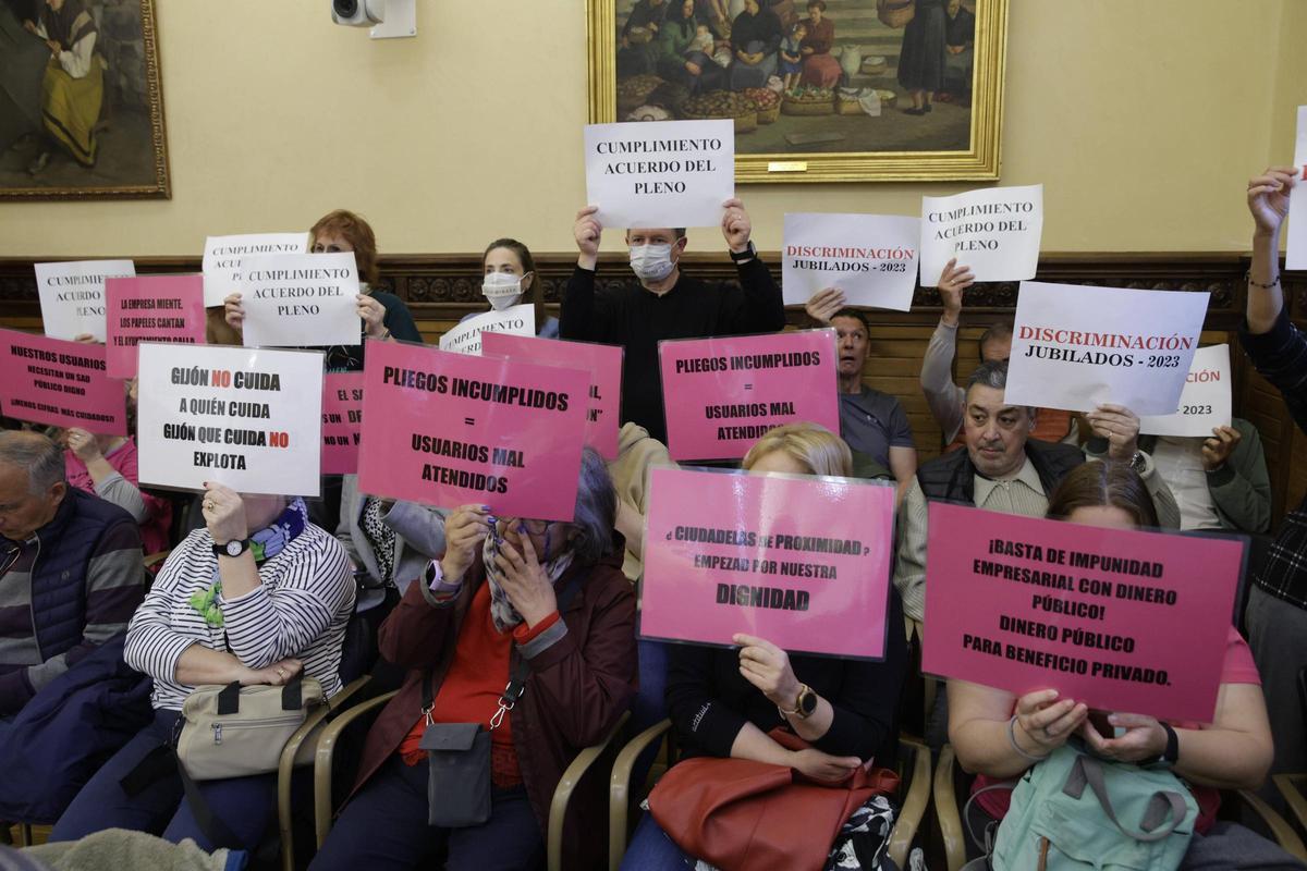 Colectivos de funcionarios y ayuda a domicilio protestan en el salón de plenos