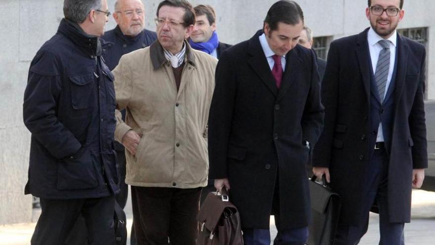 Andrés Alonso, directivo de Dique Torres, segundo por la izquierda, y Luis Sánchez del Río, tras él, con barbas, ayer, a la entrada de la Audiencia Nacional, antes de prestar declaración.