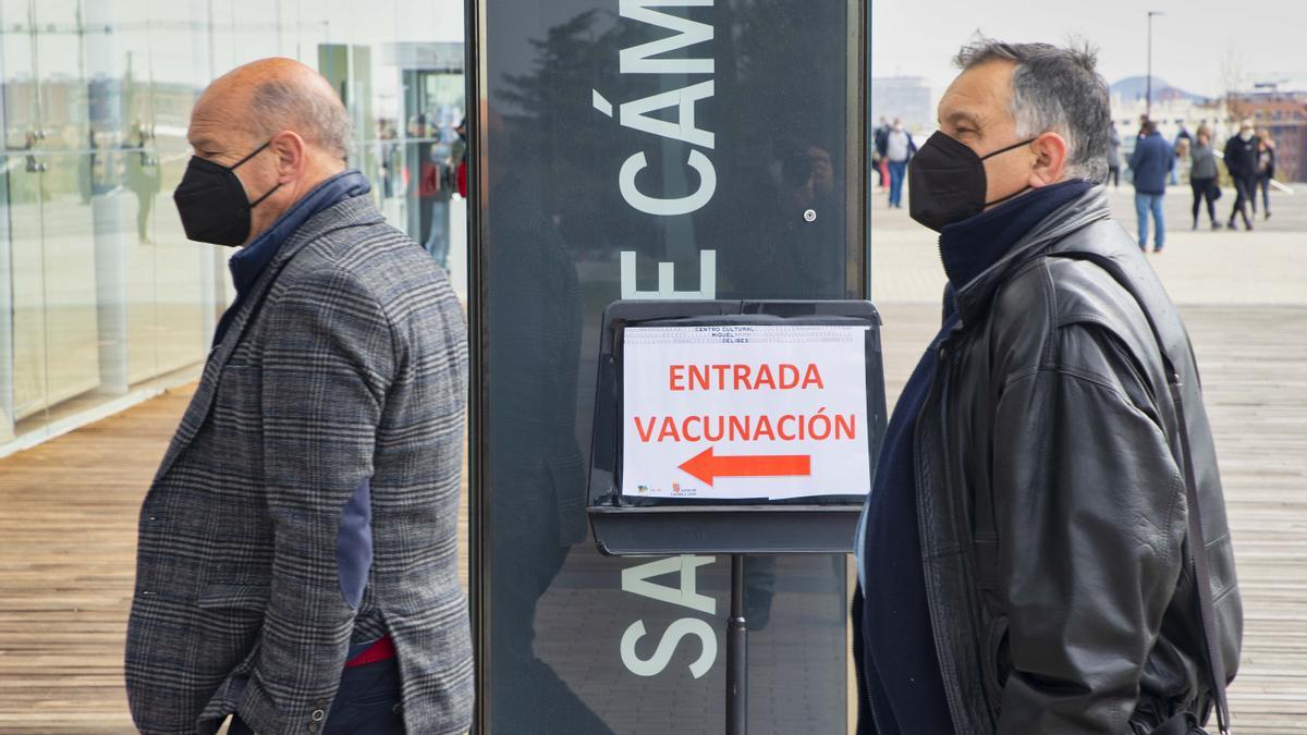 Dos personas esperan para vacunarse en Valladolid el pasado mes de marzo.