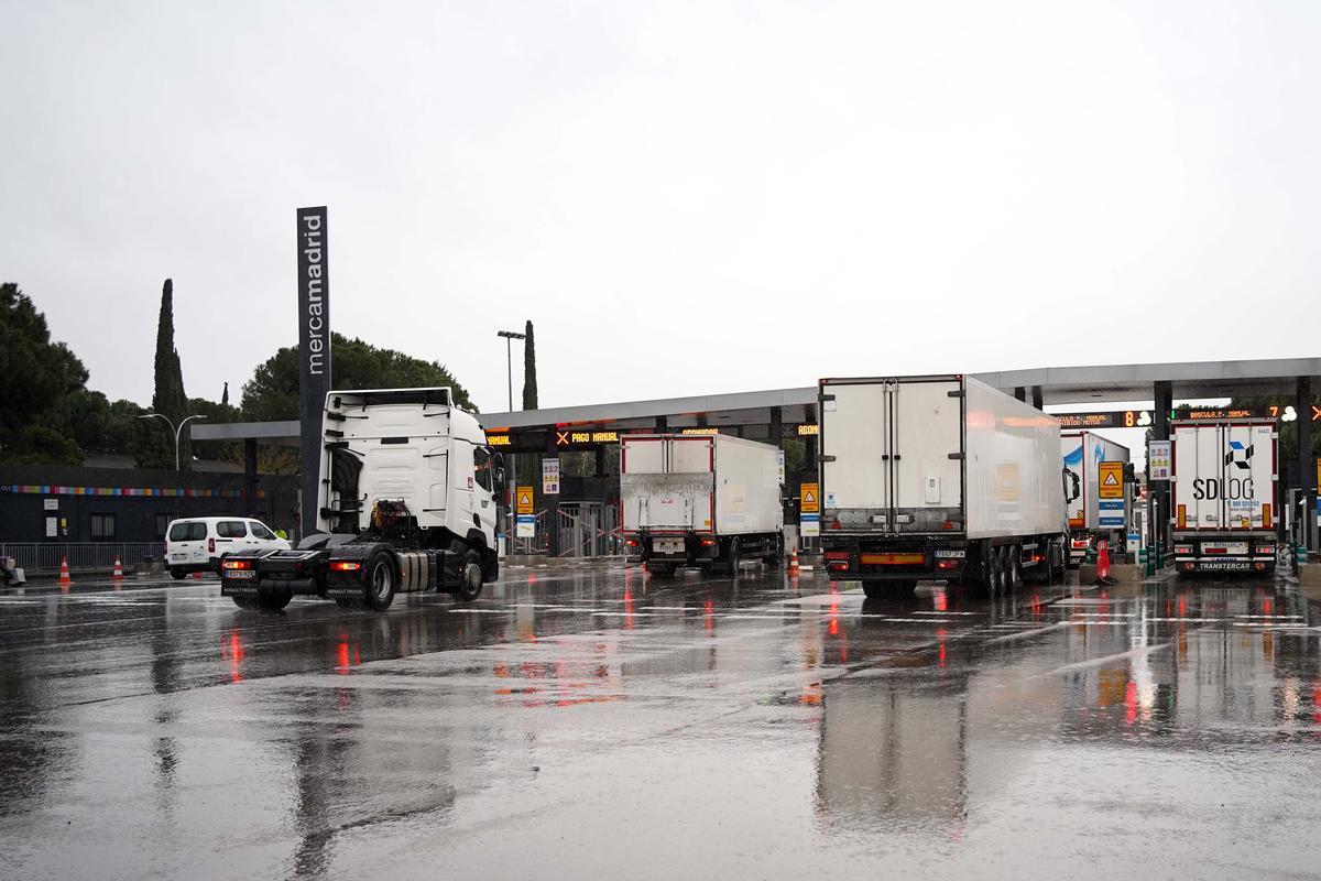 Normalidad en la puerta de Mercamadrid, en el primer día de la convocatoria de paro nacional indefinido por parte de la Plataforma para la defensa del Transporte.