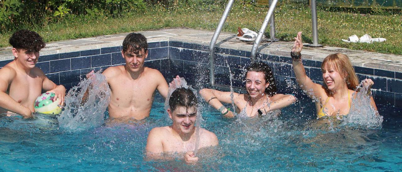 Varios jóvenes se bañan en una piscina, en el municipio de Ourense, durante el día de ayer. |   // IÑAKI OSORIO