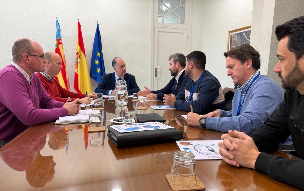 En representación de AEJH han participado Sergio Calero, fabricante de hinchables y presidente de la asociación; Eduardo Mira, ingeniero especializado en la materia; Javier Gómez, instalador de elementos hinchables; y Fran Pardo, promotor de grandes eventos. Por parte de la Conselleria de Emergencias e Interior han asistido Juan Carlos Valderrama, conseller de Emergencias e Interior; Vicente Huet, director general de Interior; y Fernando Castellano, jefe de sección de Espectáculos y Actividades Recreativas.