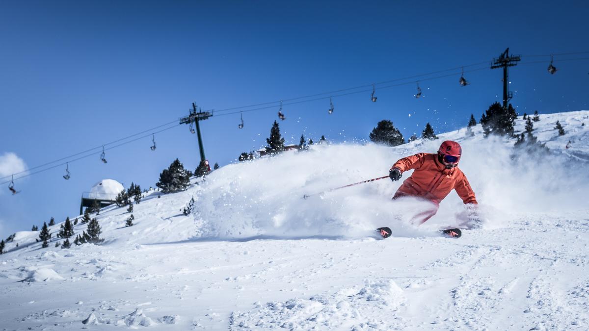 Un esquiador disfruta de la nieve en una pista de Aramón