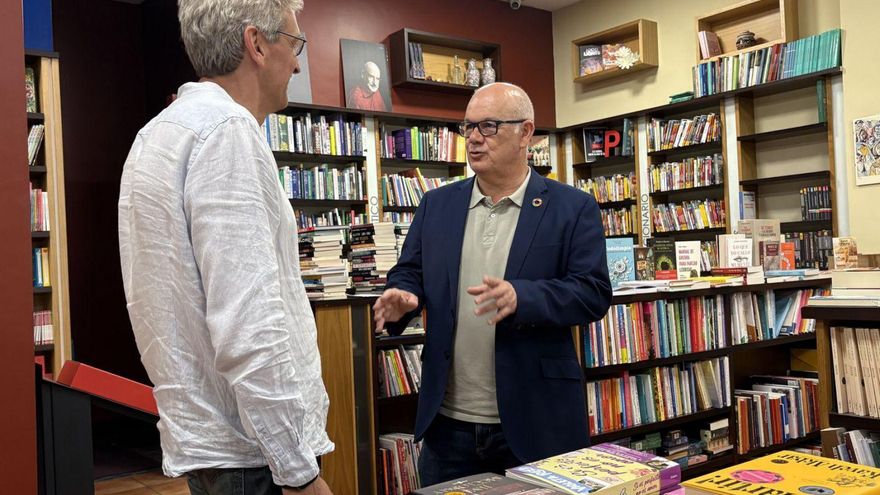 Javier Ibáñez y Eladio Santos, en la Librería Eixo.