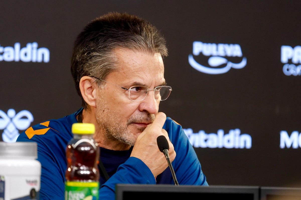 Pedro Martínez, durante su rueda de prensa previa al Valencia Basket - Joventut.