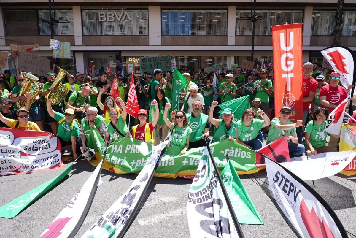 Manifestación de profesores ante la delegación de Hacienda de la Generalitat en el décimo día de huelga.