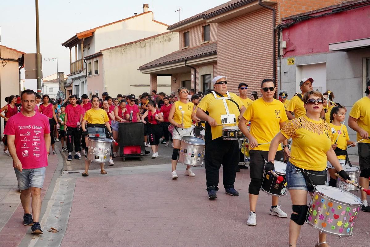 GALERÍA | Las peñas inundan Villaralbo de alegría y color