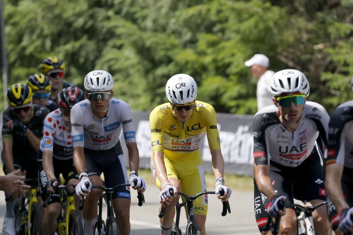 Tadej Pogacar (maillot amarillo) durante la novena etapa del Tour junto a otros ciclistas.