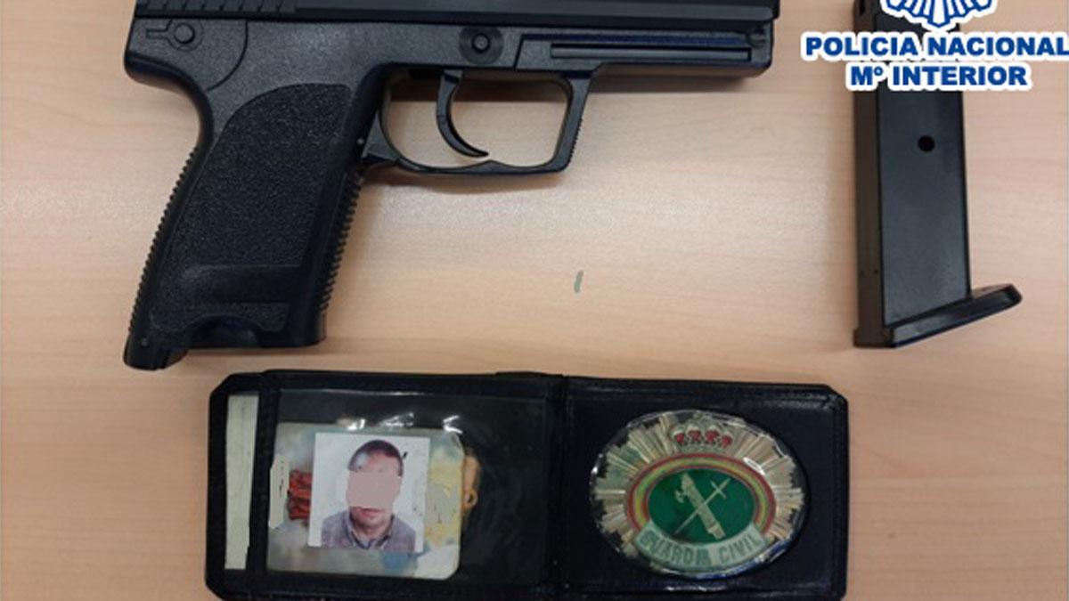 La pistola y la placa falsas halladas en el domicilio del detenido, en Granollers