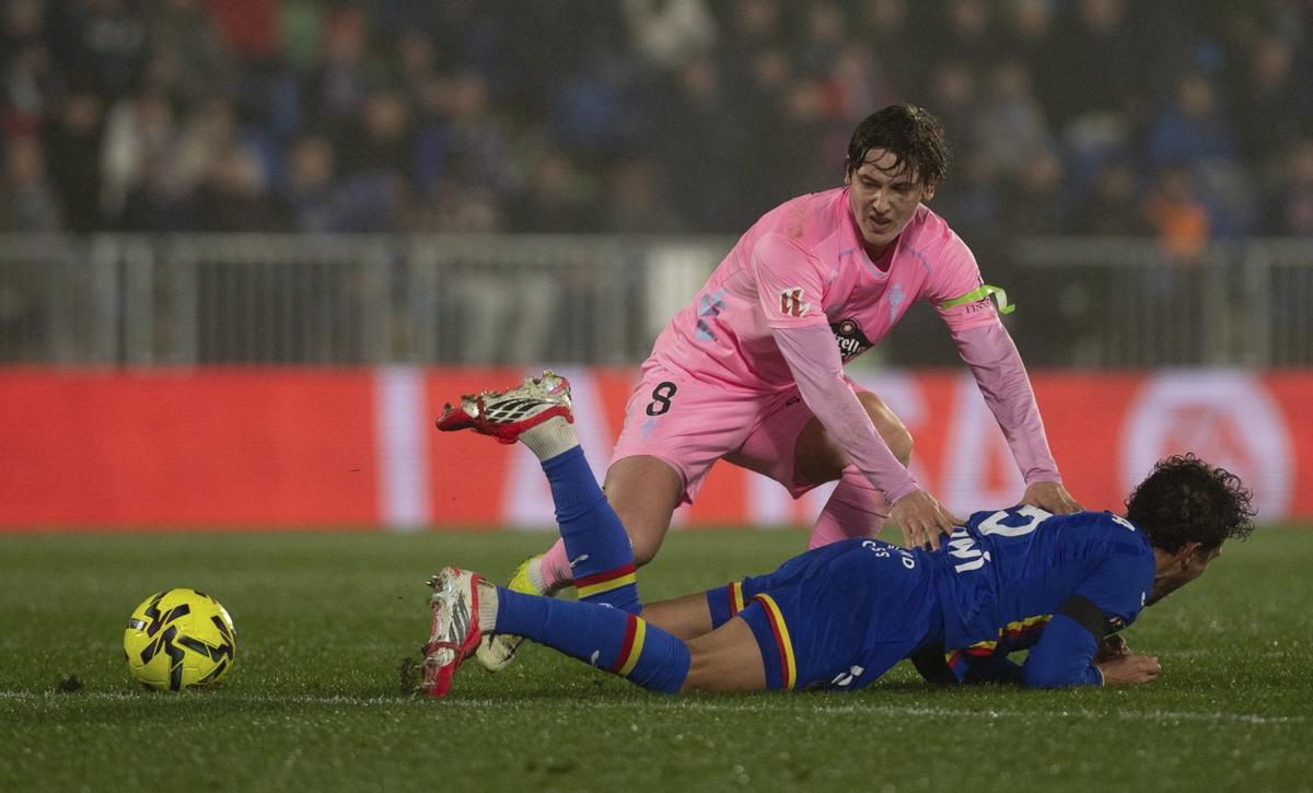 Fer López,  con 
Luis Milla, en un 
momento del 
partido. 
|  LOF