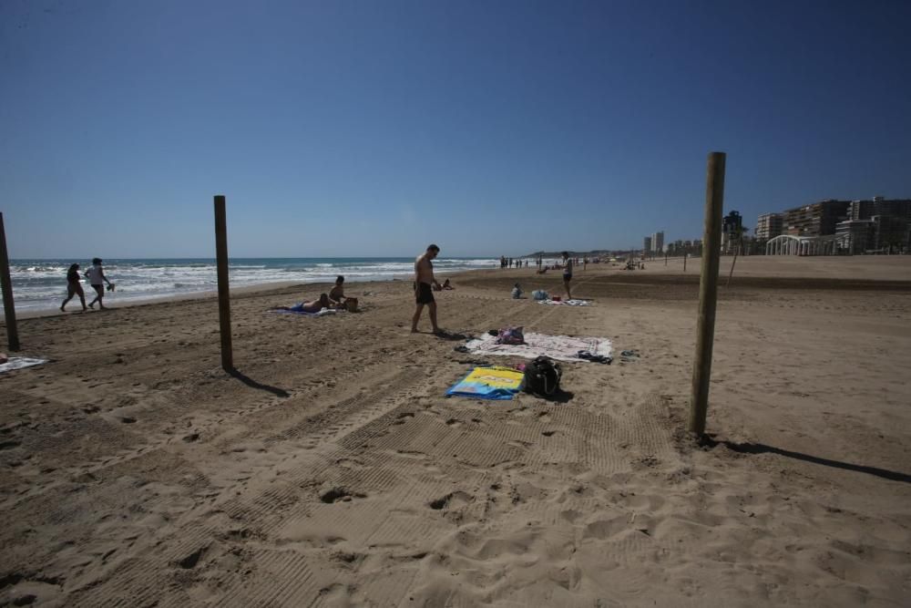 Los arenales de la capital están abiertos al baño desde hoy, sin franjas horarias y con menos medidas de seguridad de las anunciadas por el Ayuntamiento.