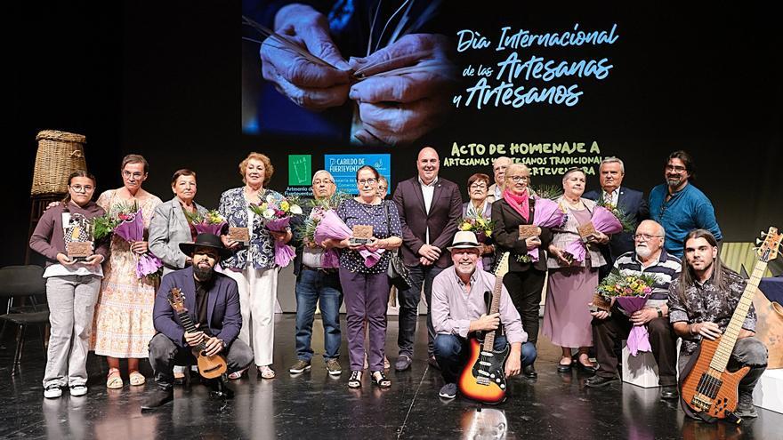 El Cabildo de Fuerteventura ha rendido homenaje hoy domingo, Día Internacional del Artesano, a once artesanas y artesanos tradicionales de la isla nacidos en la década de los 40 en un acto conmemorativo celebrado en el Auditorio Insular.