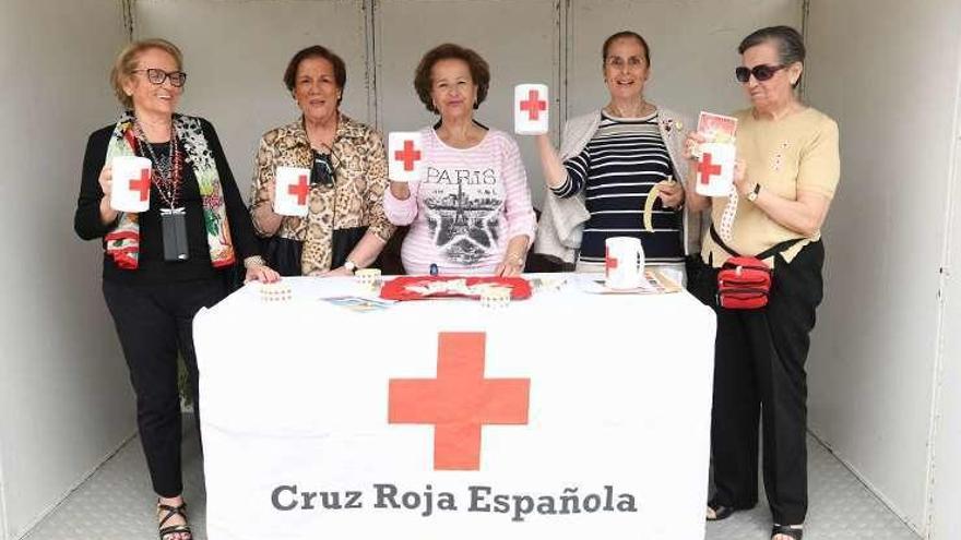 Una de las mesas de Cruz Roja, ayer, en A Coruña.