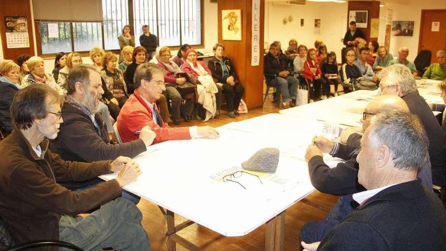 Reciente reunión de más de 20 colectivos convocados por la Asociación de Mulleres. // Santos Álvarez