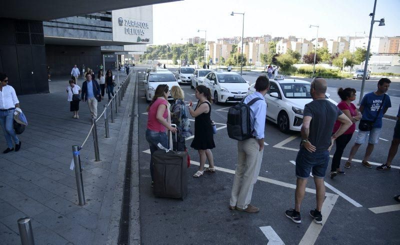 Las mejor imágenes de la jornada de movilización del taxi en Zaragoza