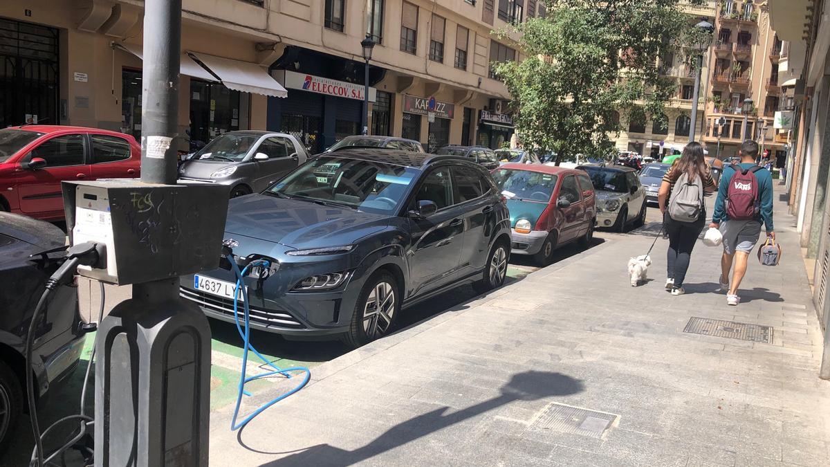 Punto de recarga para coches eléctricos en el centro de València.