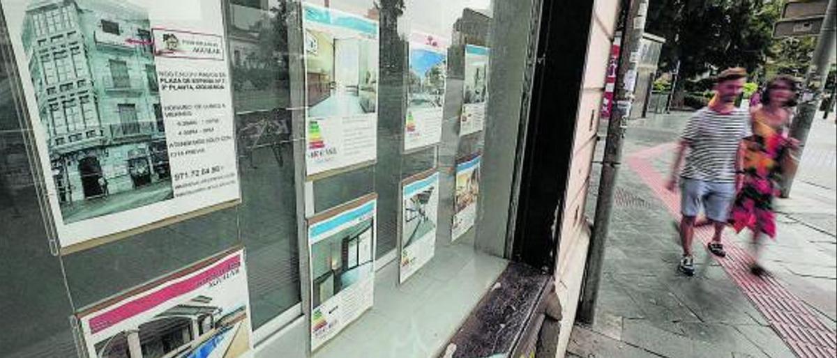 Fre a les immobiliàries balears que no informen en castellà o català