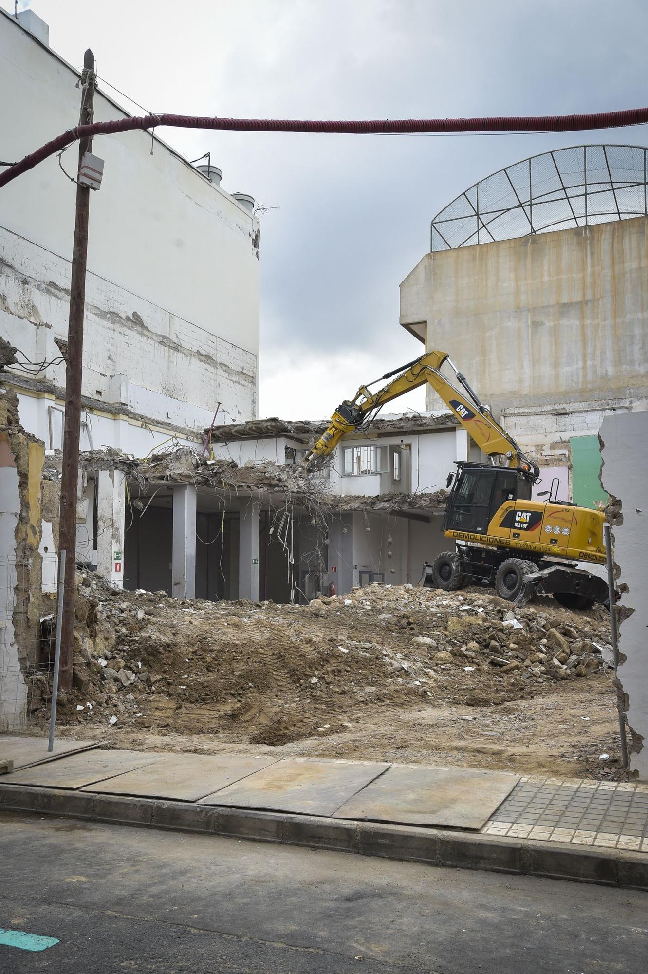 Demolición de una vivienda de la calle Matías Madrón