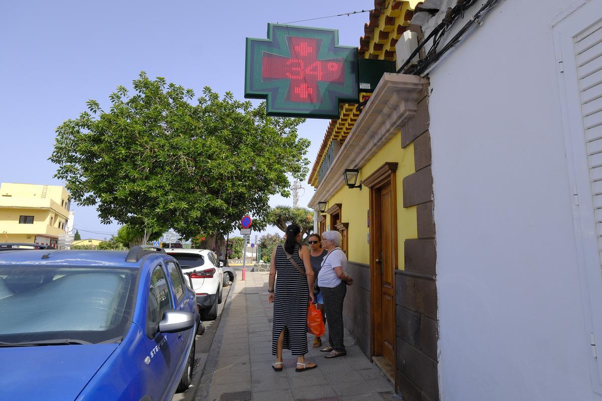 El termómetro de la farmacia de La Aldea de San Nicolás marca, este miércoles, 34 grados