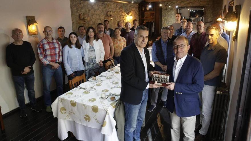 El comandante Pina dice adiós a la Delegación de Defensa en Oviedo: el artillero cuelga el uniforme tras 45 años de servicio
