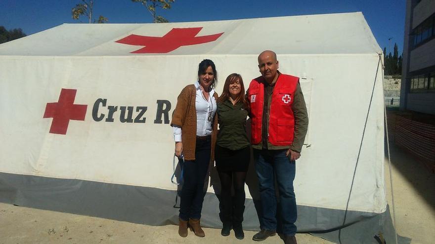 Mustapha junto a compañeras de Cruz Roja en Alicante.