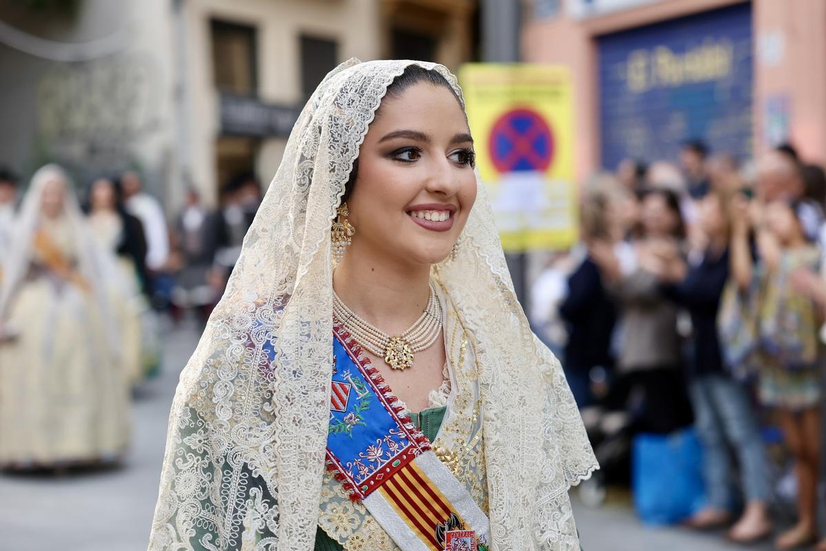 Carmen, Marta y la corte en la procesión de la Virgen de los Desamparados