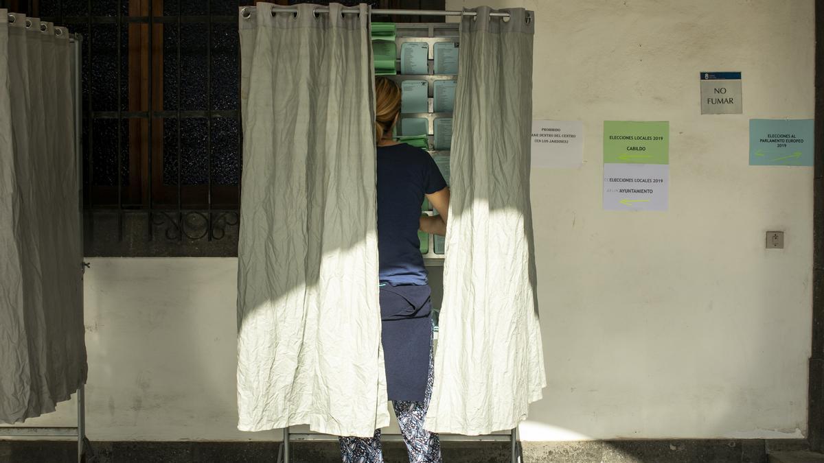 Una mujer elige sus papeletas en las elecciones autonómicas de 2019.