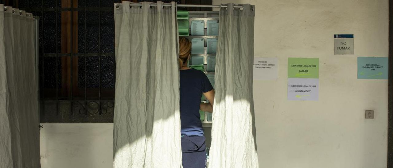 Una mujer elige sus papeletas en las elecciones autonómicas de 2019.