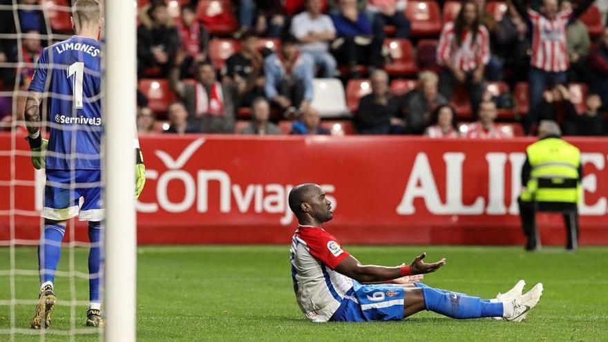 Babin se lamenta tras una ocasión en el partido entre Sporting y Mirandés.