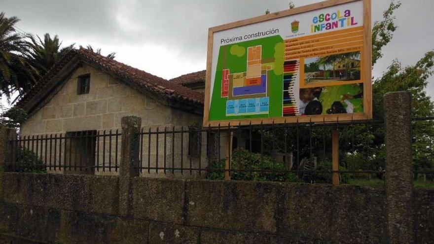 La antigua casa del médico de Goián con el cartel correspondiente a la obra, ya iniciada. // C.T. / E.G.