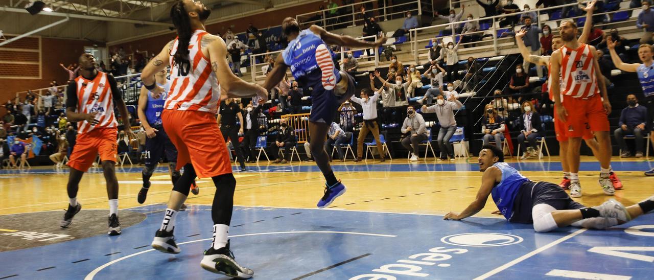 Elijah Brown tras la última acción del partido de play-off