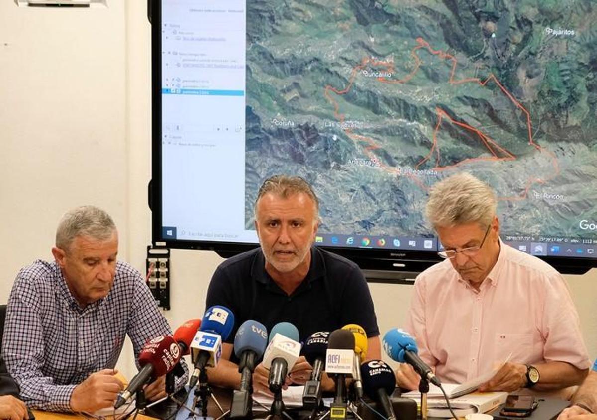 Rueda de prensa para informar de la evolución del incendio de la Cumbre Rueda de prensa para informar de la evolución del incendio de la Cumbre