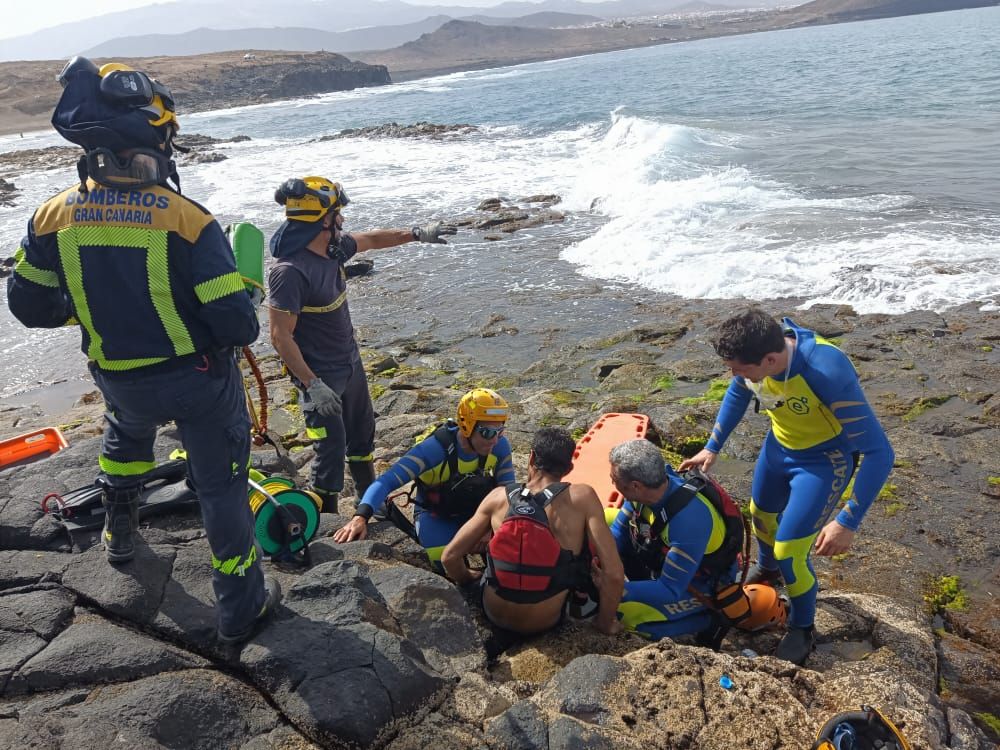 Evacuación de un hombre en Playa de Vargas