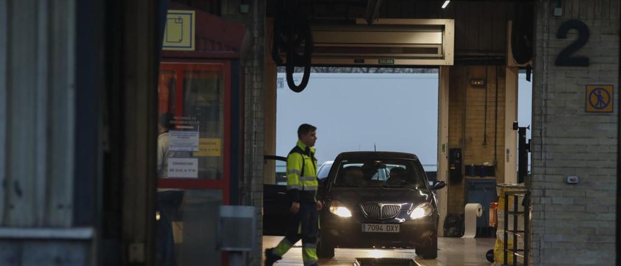 Dos de cada diez coches suspenden la ITV en Avilés por problemas de gases contaminantes
