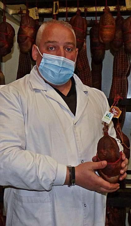 Agustín Menéndez, con un chosco en las manos. | D. Á.
