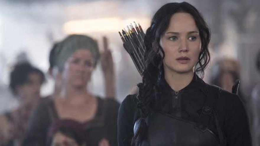 Jennifer Lawrence caracterizada como Katniss Everdeen