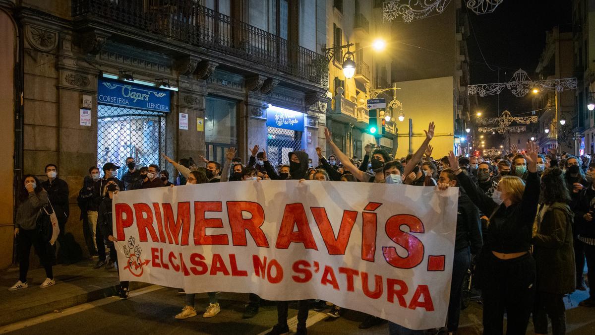 Barcelona 15/11/2020 BARCELONA. Manifestación en protesta por la decisión del ayuntamiento de dictar el cierre del casal popula